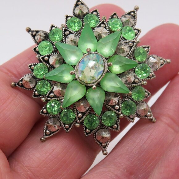 Vintage Green Frosted Rhinestone Starburst 1.5" Brooch Clear Center Silver Tone - Picture 10 of 10
